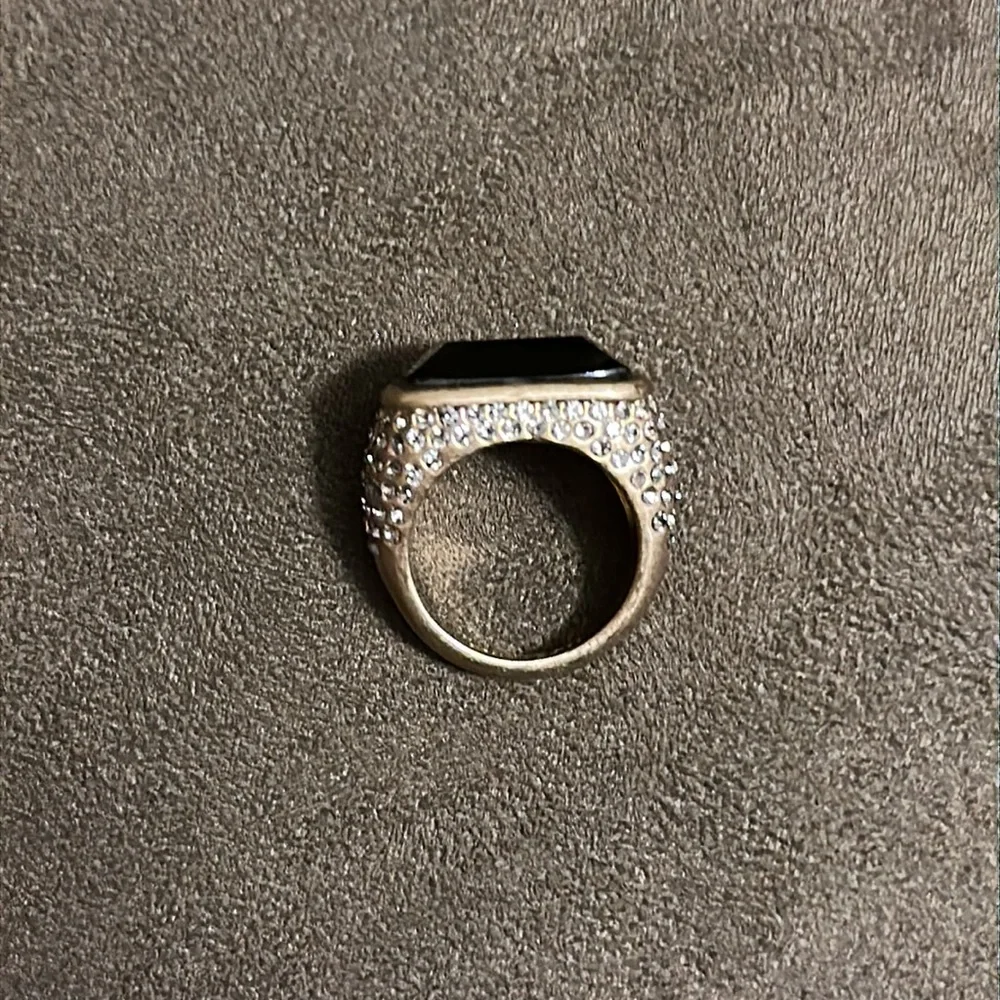☘️Lia Sophia Ring, Size 7 - Picture 2 of 3
